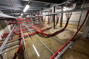 Anwendungsbeispiel kurzschlussfeste Kabelhalterungen im Alpha Data Centre | © Ales Rooke - Ellis Patents